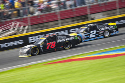 Martin Truex Jr., Furniture Row Racing Chevrolet y Brad Keselowski, Team Penske Ford