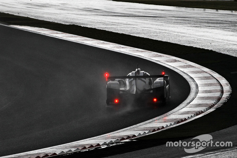 #17 Porsche Team Porsche 919 Hybrid: Timo Bernhard, Mark Webber, Brendon Hartley