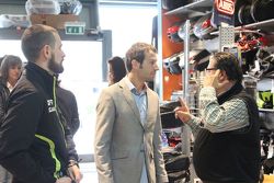 Sylvain Guintoli all'interno del megastore Oram