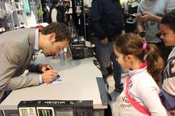 Sylvain Guintoli firma autografi ai giovani tifosi