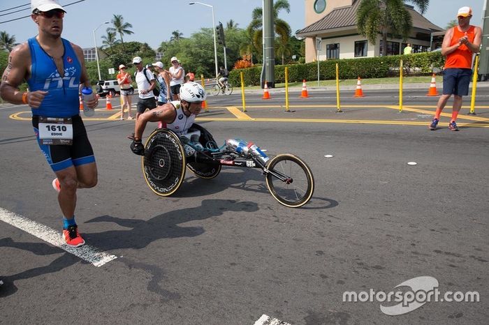 Alex Zanardi compite en el Triatlón Ironman de Hawaii
