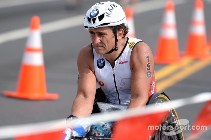 Alex Zanardi compite en el Triatlón Ironman de Hawaii