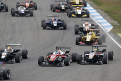 Максимилиан Гюнтер, Prema Powerteam Dallara Mercedes-Benz и Александр Симс, HitechGP Dallara Mercede
