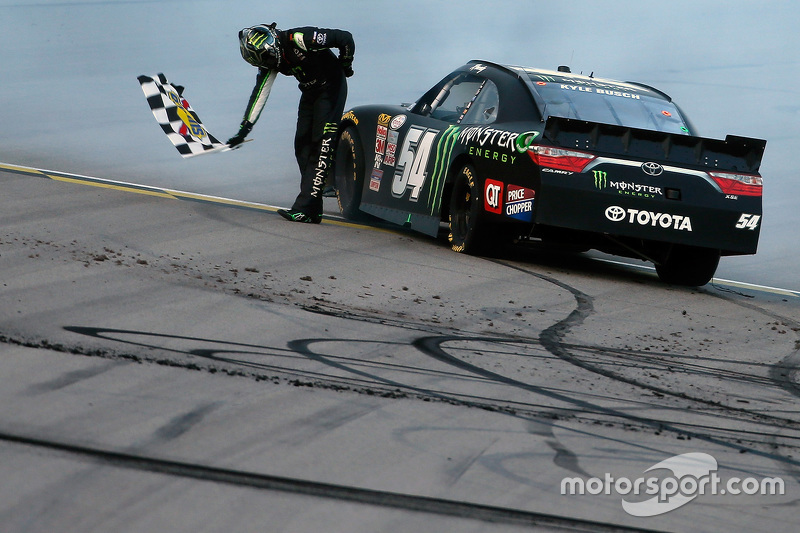 Race winner Kyle Busch, Joe Gibbs Racing