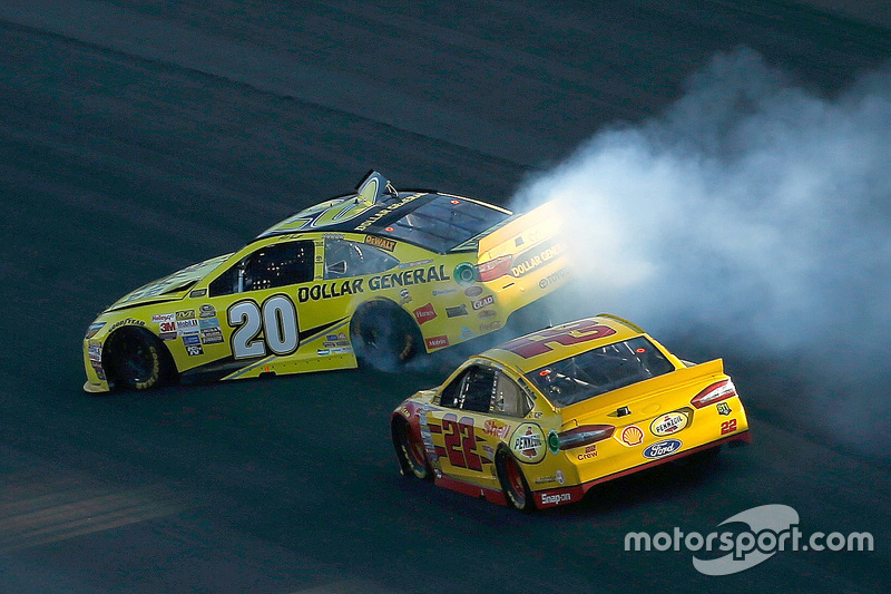 Matt Kenseth, Joe Gibbs Racing Toyota part en tête-à-queue après un contact avec Joey Logano, Team Penske Ford