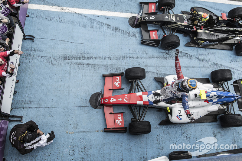 Le vainqueur Oliver Rowland, Fortec Motorsports