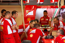 Механики Ferrari в гараже