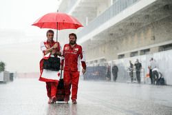 Maurizio Arrivabene, Ferrari Director del equipo Gino Rosato, Ferrari en un paddock húmedo y lluvios