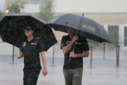 Энди Стобарт, пресс-секретарь Lotus F1 Team и Мэттью Картер, генеральный директор Lotus F1 Team