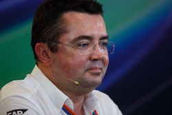Эрик Булье, гоночный инженер McLaren Racing на пресс-конференции FIA
