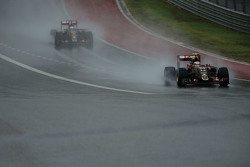 Pastor Maldonado, Lotus F1 E23 devant Romain Grosjean, Lotus F1 E23