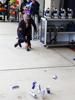 Carlos Sainz Jr., Scuderia Toro Rosso oefent zijn bowlingtechniek