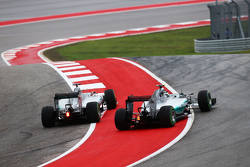 Nico Rosberg, Mercedes en Lewis Hamilton, Mercedes maken contact in eerste bocht