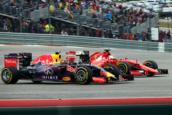 Daniil Kvyat, Red Bull Racing RB11 e Sebastian Vettel, Ferrari SF15-T lottano per la posizione