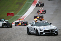 Nico Rosberg, Mercedes AMG F1 W06 aan de leiding achter de safety car