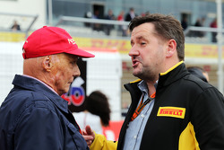 Ники Лауда, Mercedes и Пол Хэмбри, директор Pirelli Motorsport
