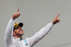 Подиум: победитель гонки и чемпион мира - Льюис Хэмилтон, Mercedes AMG F1 празднует на подиуме