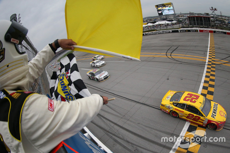 Winner Joey Logano, Team Penske Ford