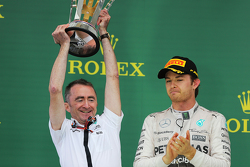 Подиум: Падди Лоу, исполнительный директор Mercedes AMG F1 празднует на подиуме с Нико Росбергом, Me