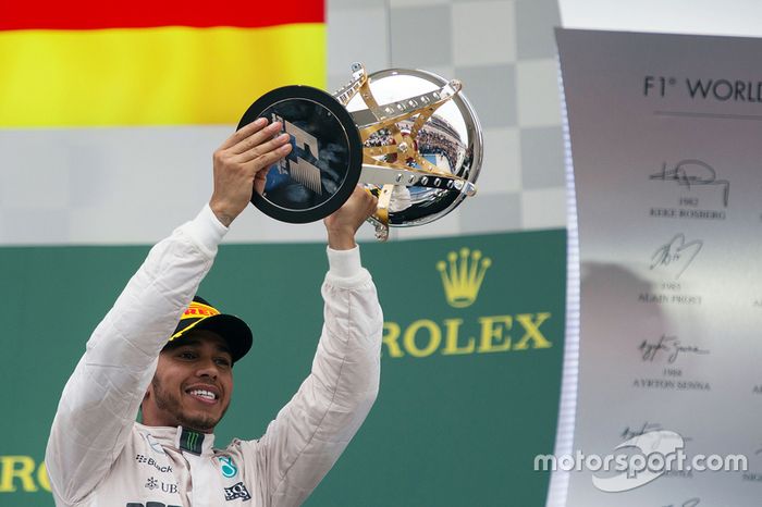 Podio: Ganador de la Carrera y Campeón del Mundo Lewis Hamilton, Mercedes AMG F1 Team
