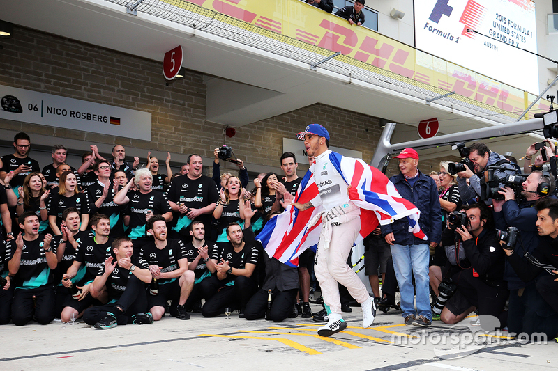 Ganador de la Carrera y Campeón del Mundo Lewis Lewis Hamilton, Mercedes AMG F1 celebra con el equipo