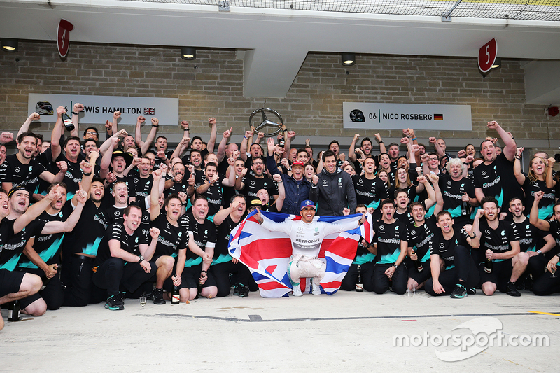 Ganador de la Carrera y Campeón del Mundo Lewis Lewis Hamilton, Mercedes AMG F1 celebra con el equipo