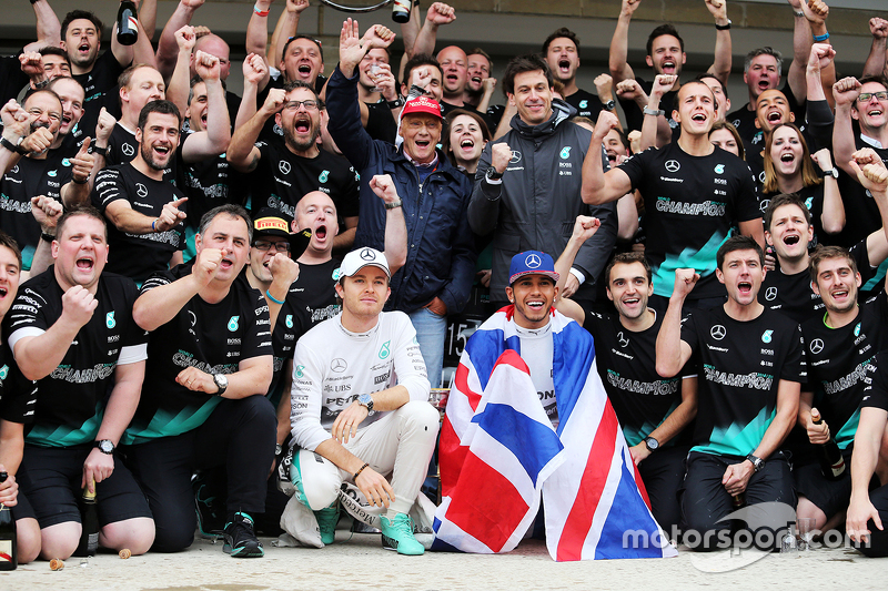 1. und Weltmeister 2015: Lewis Hamilton, Mercedes AMG F1, feiert mit dem Team und mit Teamkollege Ni