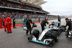 Lewis Hamilton, Mercedes AMG F1 W06 en la parrilla
