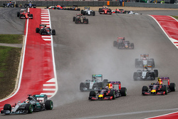 Lewis Hamilton, Mercedes AMG F1 W06 aan de leiding bij de start