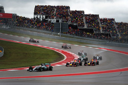 Lewis Hamilton, Mercedes AMG F1 W06 aan de leiding bij de start