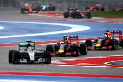 Lewis Hamilton, Mercedes AMG F1 W06 aan de leiding bij de start