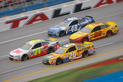 Jeff Gordon, Hendrick Motorsports Chevrolet and Matt Kenseth, Joe Gibbs Racing Toyota and Joey Logano, Team Penske Ford and Jimmie Johnson, Hendrick Motorsports Chevrolet