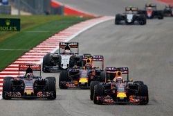 Max Verstappen, Scuderia Toro Rosso STR10 e Daniel Ricciardo, Red Bull Racing RB11 il lotta per la p