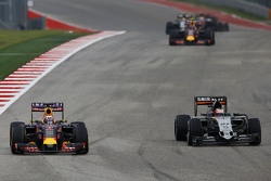 Даниэль Риккардо, Red Bull Racing RB11 и Нико Хюлькенберг, Sahara Force India F1 VJM08