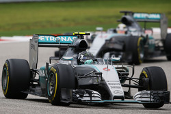 Nico Rosberg, Mercedes AMG F1 W06 voor ploegmaat Lewis Hamilton, Mercedes AMG F1 W06