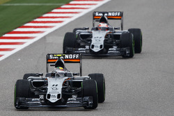 Серхио Перес, Sahara Force India F1 VJM08 едет впереди Нико Хюлькенберга, Sahara Force India F1 VJM0