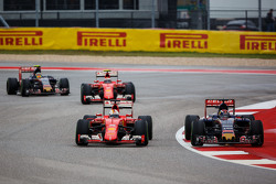 Себастьян Феттель, Ferrari SF15-T и Макс Ферстаппен, Scuderia Toro Rosso STR10 борьба за позицию
