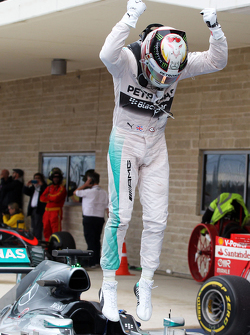 Winnaar en wereldkampioen Lewis Hamilton, Mercedes AMG F1 W06 viert in parc ferme