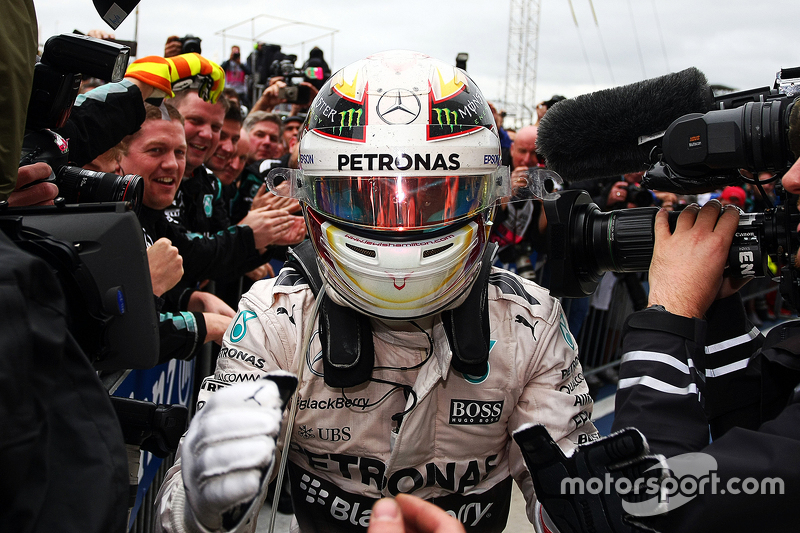 Ganador de la carrera y campeón del mundo, Lewis Hamilton, Mercedes AMG F1 W06 celebra en el parc fe