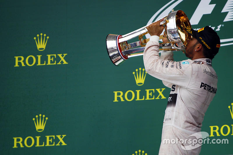 Podium : le vainqueur et Champion du Monde Lewis Hamilton, Mercedes AMG F1