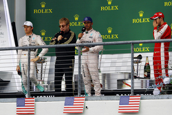 Podium: Ganador de la carrera y campeón del mundo, Lewis Hamilton, Mercedes AMG F1, con el segundo l
