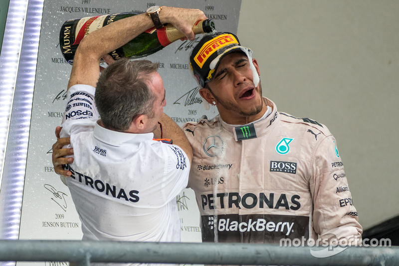 Podium : le vainqueur et Champion du Monde Lewis Hamilton, Mercedes AMG F1 fête sa victoire sur le podium avec Paddy Lowe, Directeur Exécutif de Mercedes AMG F1