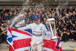 Победитель гонки и чемпион мира - Льюис Хэмилтон, Mercedes AMG F1 празднует с командой