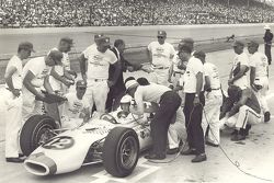 Mario Andretti mit Boxencrew beim Indy 500