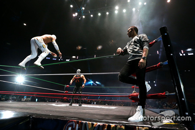 Lewis Hamilton participa en un evento de lucha libre mexicana en la ciudad de México