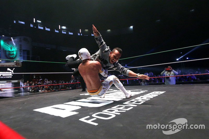 Lewis Hamilton partecipa a un evento di Wrestling Messicano a Città del Messico