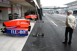 Берни Экклстоун рядом с гаражами команды Manor Marussia F1 Team