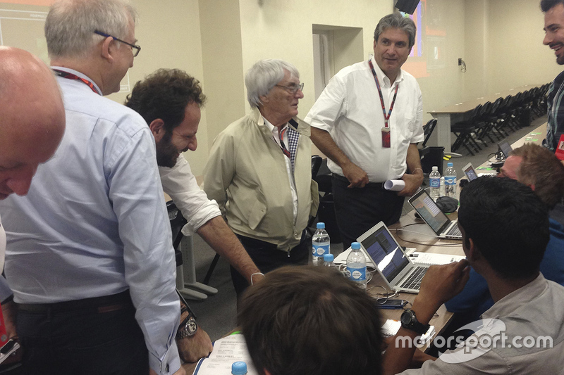 Bernie Ecclestone en la sala de prensa con los periodistas
