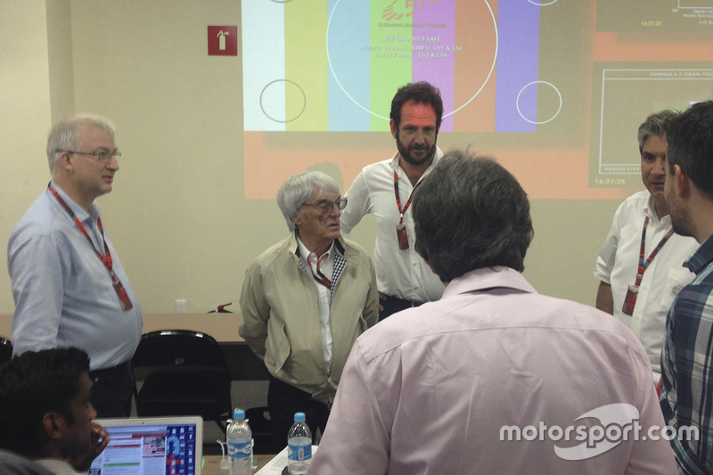 Bernie Ecclestone en la sala de prensa con los periodistas