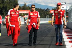 Sebastian Vettel, Ferrari e Esteban Gutierrez, Tester e pilota di riserva Ferrari camminano sul circ